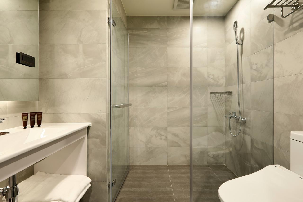 Kun Tour Hotel Тайджун Екстериор снимка